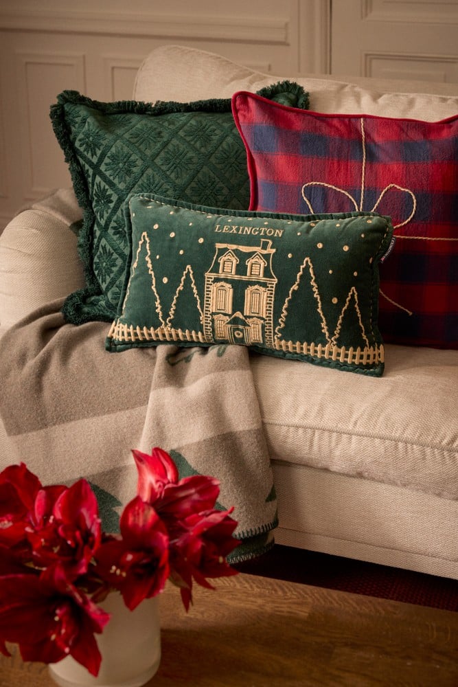 VI 20148_2986b4f7af-lexington_christmas_livingroom_sofa_closeup_041.jpg
